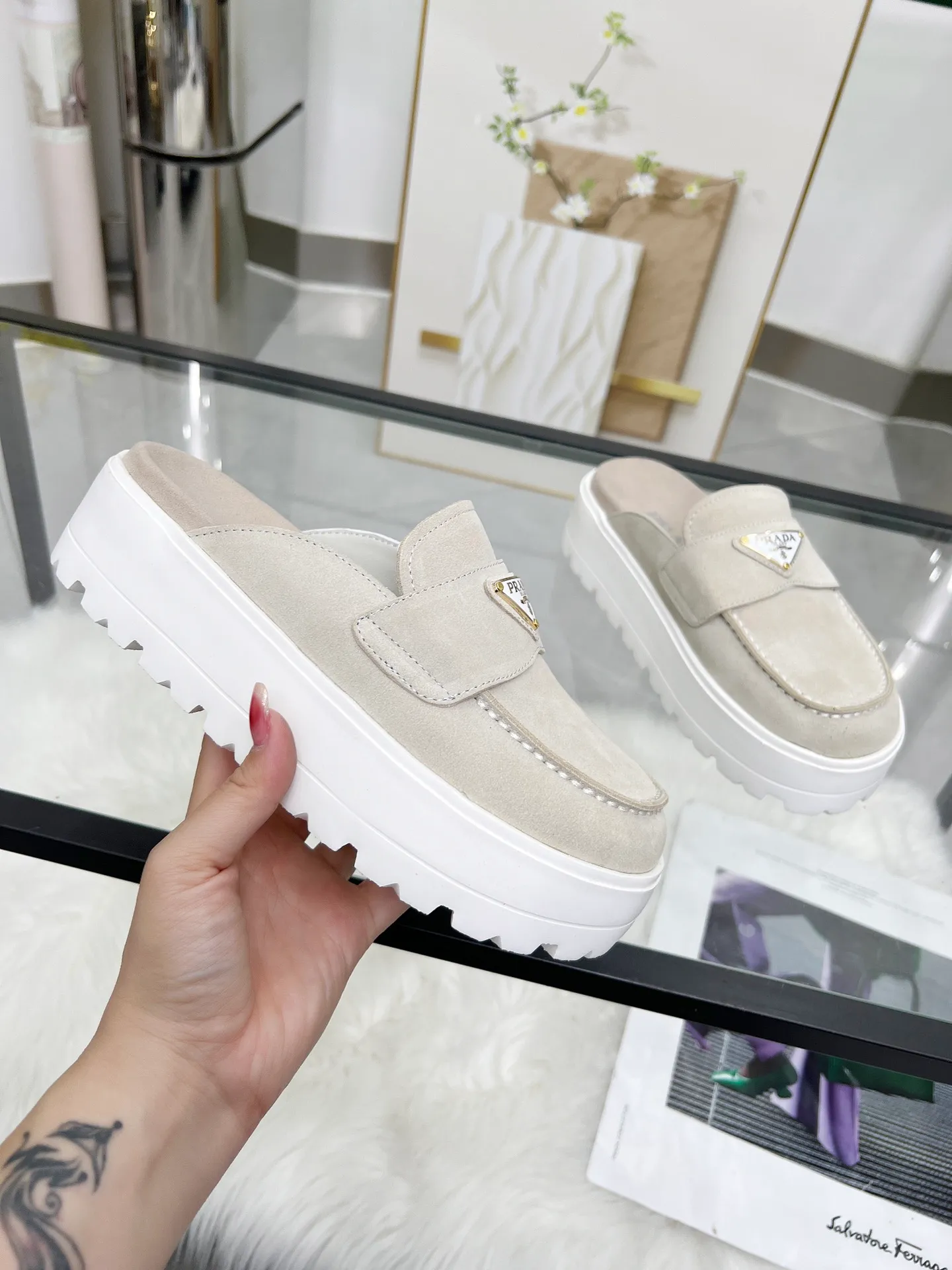 👟👟Ex-factory price 520👟👟 🌸Prada 2025 spring and summer new slippers 💫Velcro sandals The latest catwalk style, classic upgrades, both comfort and fashion. Each color combination looks good, and the design matches different style needs ✅Upper: original customized cowhide ✅Inner: original customized sheepskin lining, cowhide feet ✅Outsole: original molded anti-slip outsole ✅Number of codes: 35-40 (41 customized, non-refundable and non-exchangeable)